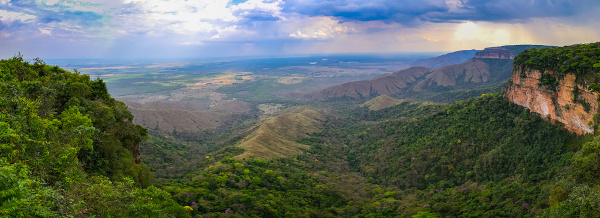 Topo de falésias em um vale aberto como representação do relevo do Parque Nacional da Chapada dos Guimarães.