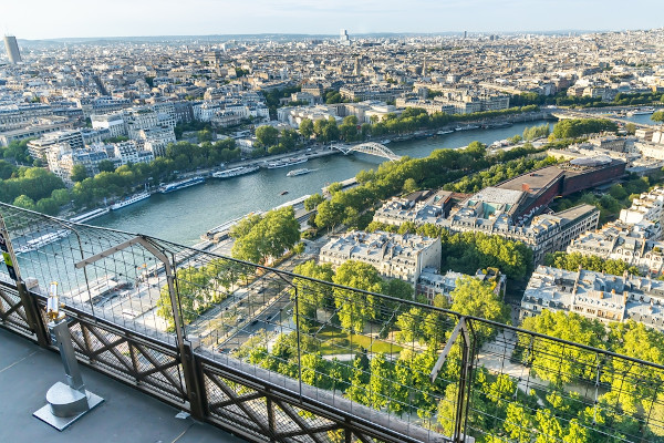  Vista do rio Sena e de parte da cidade de Paris a partir do segundo andar da Torre Eiffel.