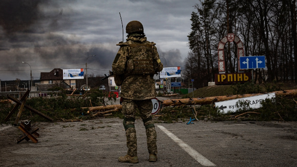 Soldado ucraniano diante de escombros da Guerra entre Rússia e Ucrânia.