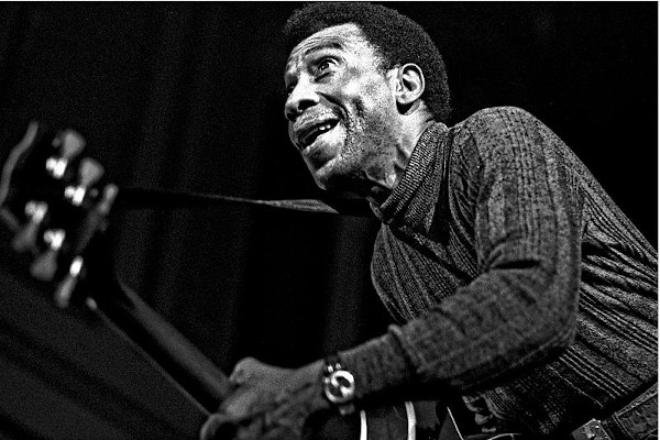  T-Bone Walker tocando guitarra durante apresentação em festival de blues em 1972.