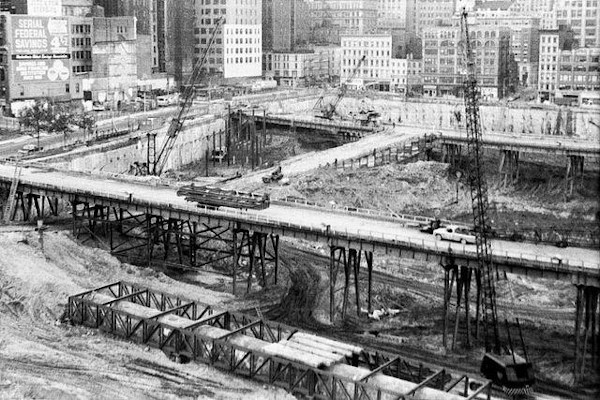 Escavação do solo em andamento para a construção das Torres Gêmeas, no World Trade Center, em abril de 1968.
