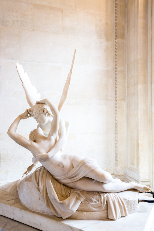 “Psiquê reanimada pelo beijo de Cupido”, de Antonio Canova, um exemplo de escultura do neoclassicismo.
