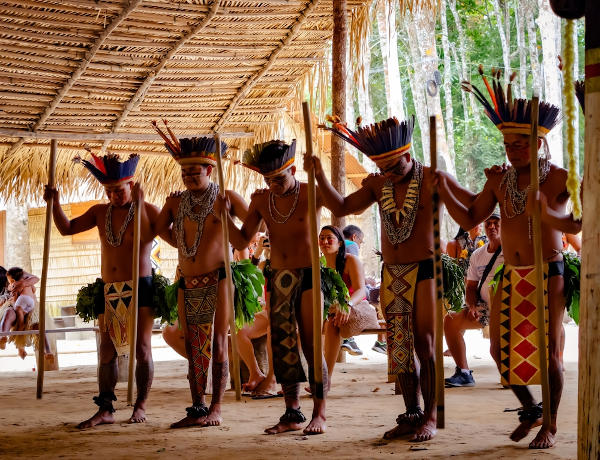 Homens pertencentes a povos indígenas da Amazônia com vestimentas típicas de sua cultura.