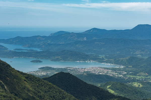 Vista panorâmica de morros e serras no litoral de Paraty, uma das cidades brasileiras por onde se estende a Serra do Mar.