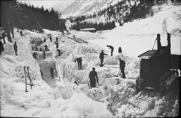 Trabalhadores limpando uma estrada na Suíça após sequência de avalanches conhecida como Inverno do Terror, em 1951. 