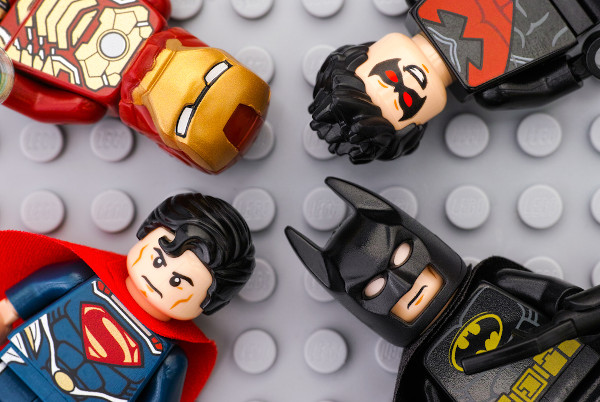 Bonecos lego do super-homem, homem de ferro, batman e asa noturna.