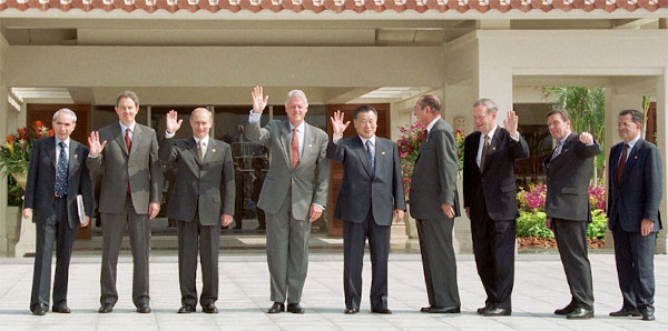Líderes dos países do G8 e da União Europeia durante a Cúpula que aconteceu em 2000, no Japão. [2]