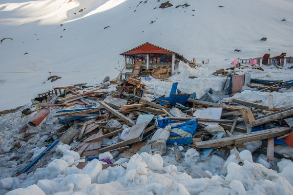  Destruição causada por avalanche e por forte precipitação de neve no Santuário do Annapurna, no Nepal. [1]