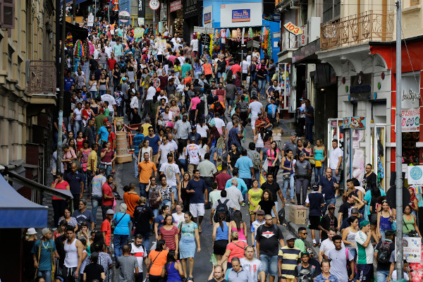 Grande número de pessoas em uma rua, representando a explosão demográfica.