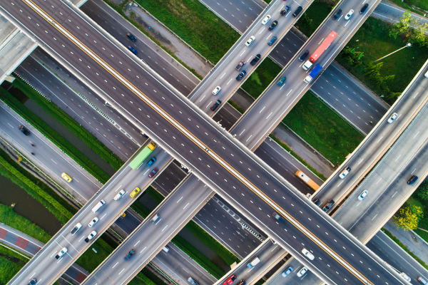 Vista aérea de um viaduto, uma infraestrutura estudada em Geografia econômica.
