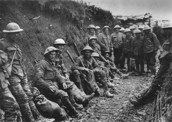 Grupo de soldados irlandeses em uma trincheira durante a Batalha do Somme, travada durante a Primeira Guerra Mundial.