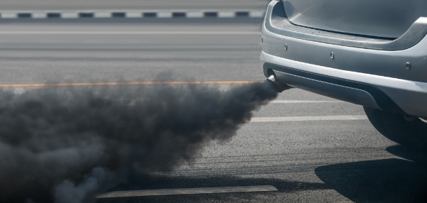  Escapamento liberando fumaça preta como exemplo de um impacto ambiental causado pelas fontes não renováveis de energia.