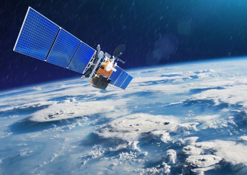 Satélite em órbita como exemplo do que pode ser realizado a partir da Mecânica Clássica.