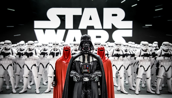 Bonecos do Star Wars, boneco do Darth Vader em primeiro plano. 