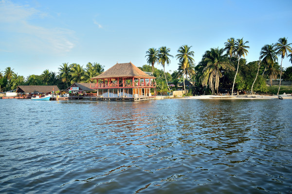  Lago localizado na Costa do Marfim, região cujos passeios de barco são uma das principais atividades turísticas praticadas.