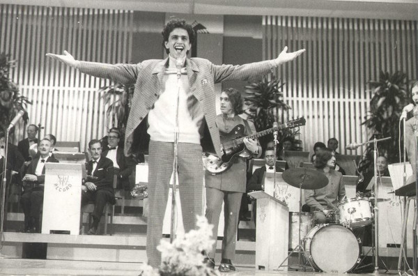 Caetano Veloso cantando em festival que deu início ao tropicalismo no Brasil.