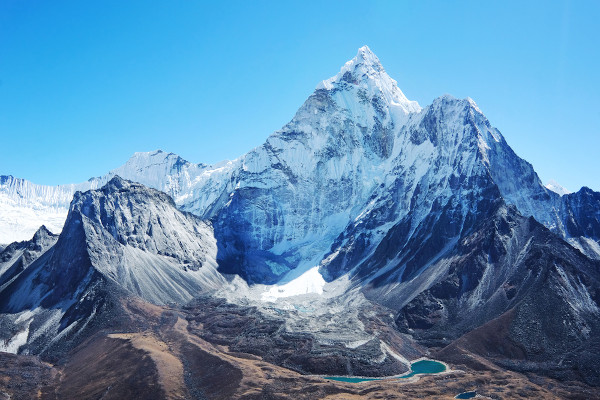 Monte Everest, no Nepal, região de ocorrência do clima frio de montanha, um dos 11 tipos de clima que existem no mundo.
