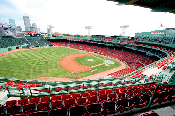 Parte do gramado e cadeiras das arquibancadas do Fenway Park, estádio que fica em Massachusetts.