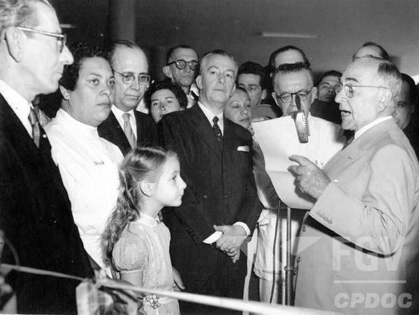 Getúlio Vargas, que está discursando à direita, foi considerado o símbolo máximo do populismo brasileiro.[1]