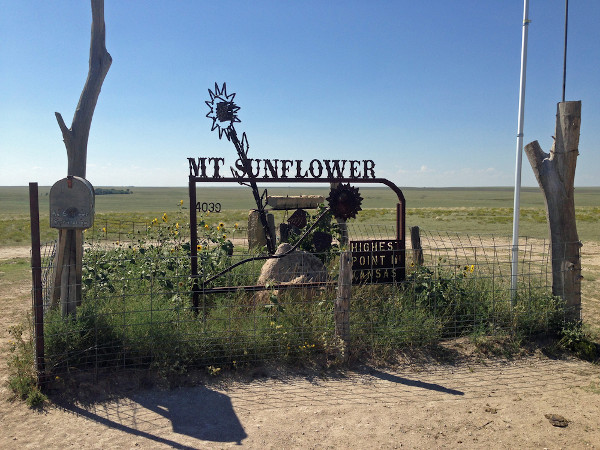  Placa indicando o topo do Mount Sunflower (monte do Girassol), no extremo oeste do Kansas.