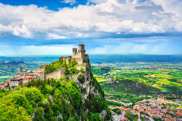 Vista de San Marino, cidade construída sobre o monte Titano.