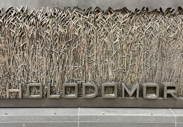 Monumento dedicado aos mortos no genocídio stalinista contra os ucranianos, em Washington, D.C., EUA.