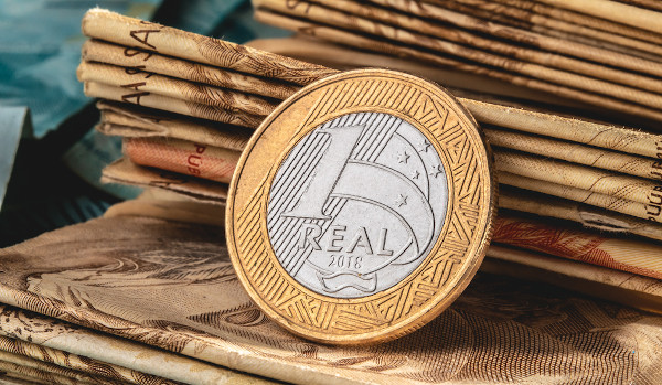 Moeda de 1 real como representação do Plano Real, uma das reformas realizadas devido ao Consenso de Washington.
