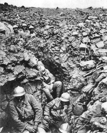 Soldados franceses em trincheira durante a Batalha de Verdun.