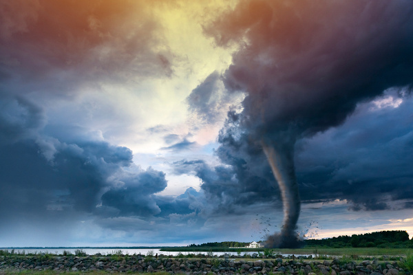  Vista de tornado em paisagem natural