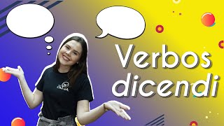 Professora ao lado do texto"Verbos dicendi".