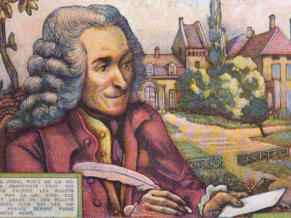 Voltaire, um pensador iluminista, estampado em cédula francesa.