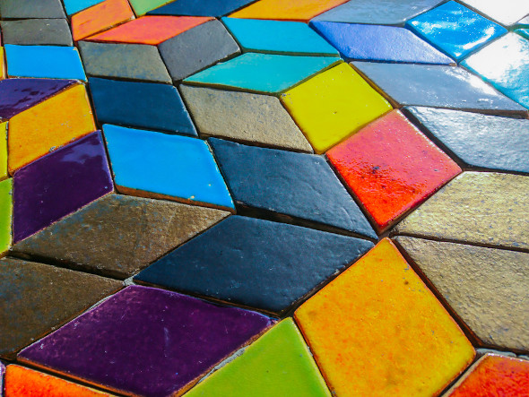 Cerâmicas coloridas em forma de quadriláteros.