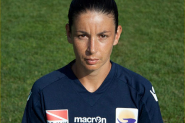 Marina Aggio, mulher branca, em campo de futebol