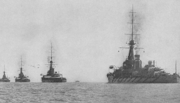  Fotografia de 1914 retratando o 2º Batalhão da Marinha Real Britânica, exemplo da corrida armamentista.