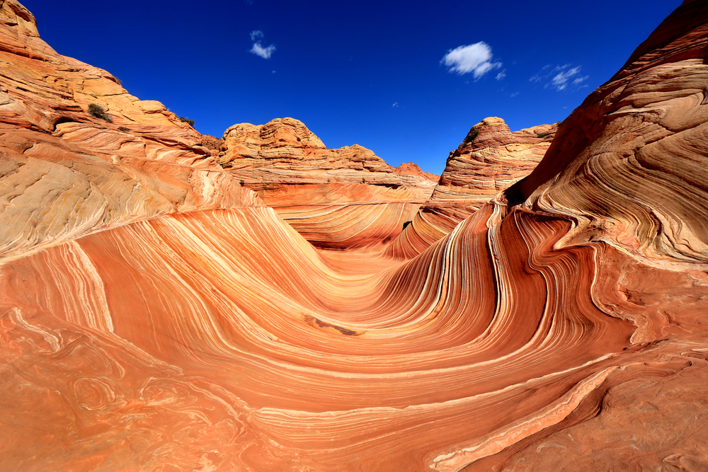 The Wave, paisagem com formato de ondas esculpidas em rochas, no Arizona.