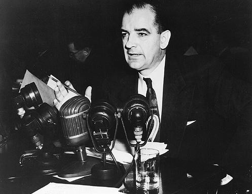 Senador estadunidense Joseph Raymond McCarthy, criador do macartismo, proferindo discurso em 1954.