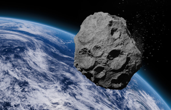 Asteroide no espaço, próximo à Terra.