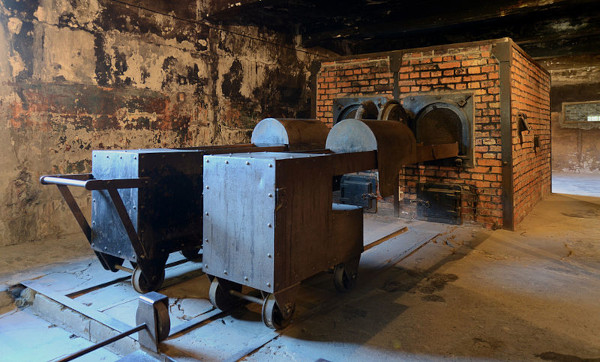 Fotografia do “crematorium I”, espaço destinado a cremar os corpos assassinados nas câmaras de gás de Auschwitz.[3]