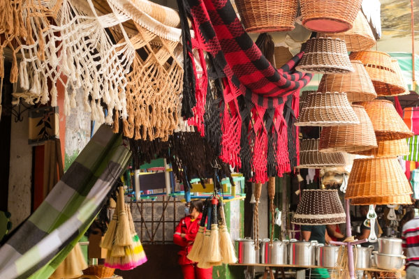 Redes, cestos e artesanatos típicos da cultura do Nordeste.
