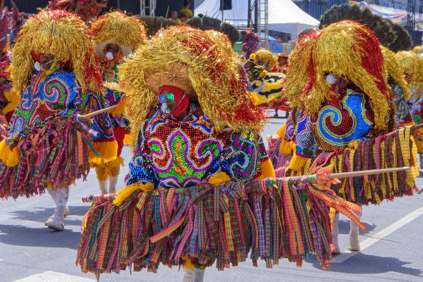 Grupo de maracatu, dança típica da cultura do Nordeste.