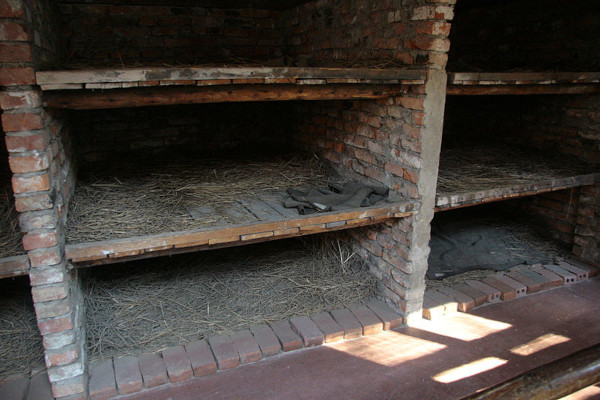Fotografia de uma das seções de dormitórios dos prisioneiros em Auschwitz I.