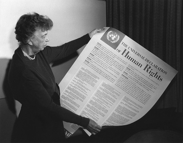 Eleanor Roosevelt segura um cartaz com a Declaração Universal dos Direitos Humanos reproduzida em inglês, em 1949. 