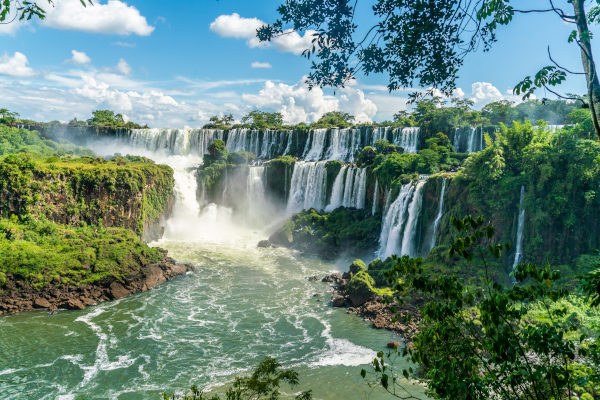 Quedas d'água das Cataratas do Iguaçu, na cidade de Foz do Iguaçu, no Paraná, um dos focos do turismo no Brasil.