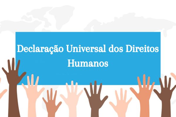 Ilustração de várias mãos levantadas em direção ao mapa-múndi, com o escrito “Declaração Universal dos Direitos Humanos”.