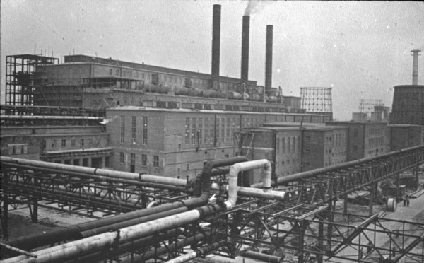 Fotografia de uma fábrica das indústrias IG Farben em Auschwitz III – Monowitz.[4]