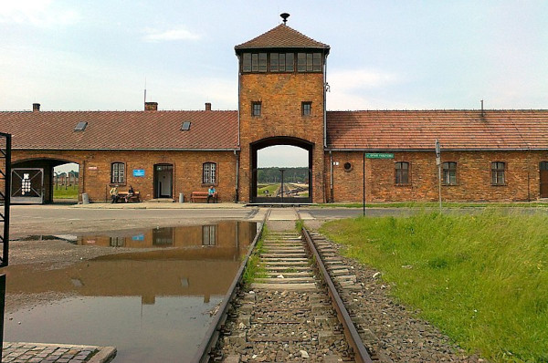 Portão de entrada para o campo de Auschwitz II Birkenau.