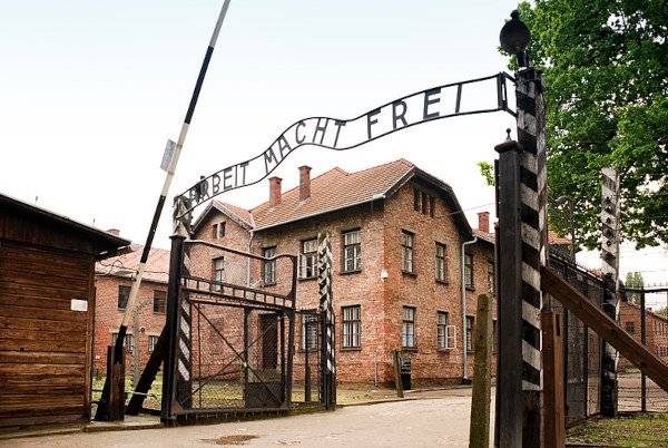 O emblemático portão de Auschwitz I, com os dizeres “o trabalho liberta”, em alemão.
