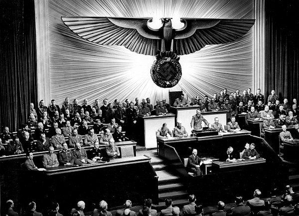 Reunião do Partido Nazista em alusão às causas da Segunda Guerra Mundial.
