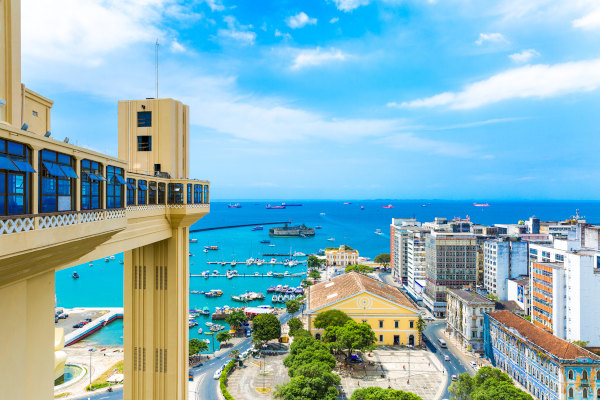 Vista aérea da cidade de Salvador, na Bahia, um dos focos do turismo no Brasil.