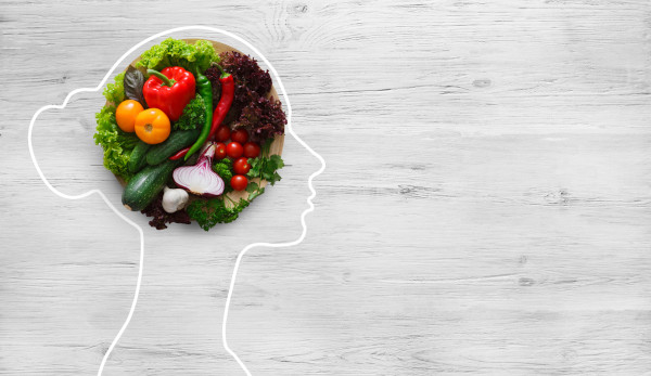 Alimentos saudáveis em uma silhueta feminina, em oposição ao terrorismo nutricional.